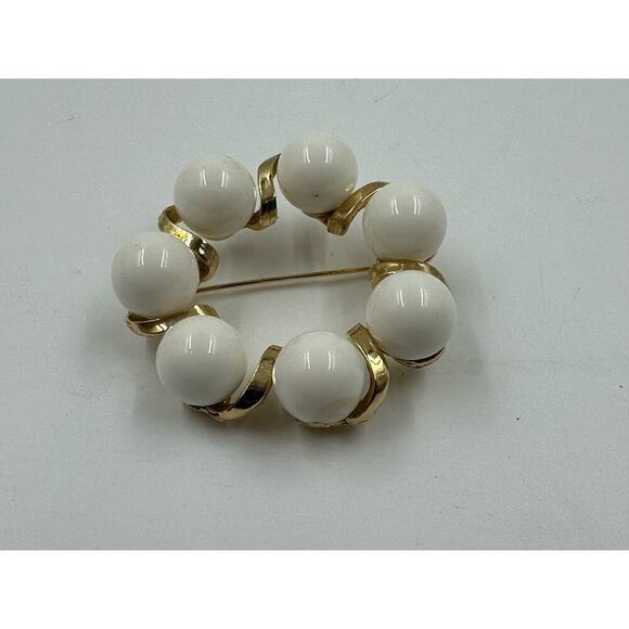 Vintage Jewelry - Vintage White Beaded Circle Brooch